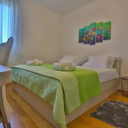 Luxury Apartment Big Blue Split Apartment